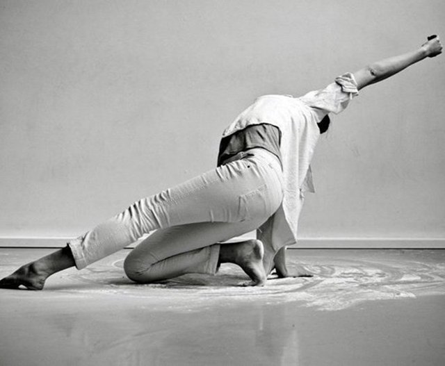 'Ten: white/grey studies in movement'. By Liv O'Donoghue. Photo: Luca Trufferelli. 